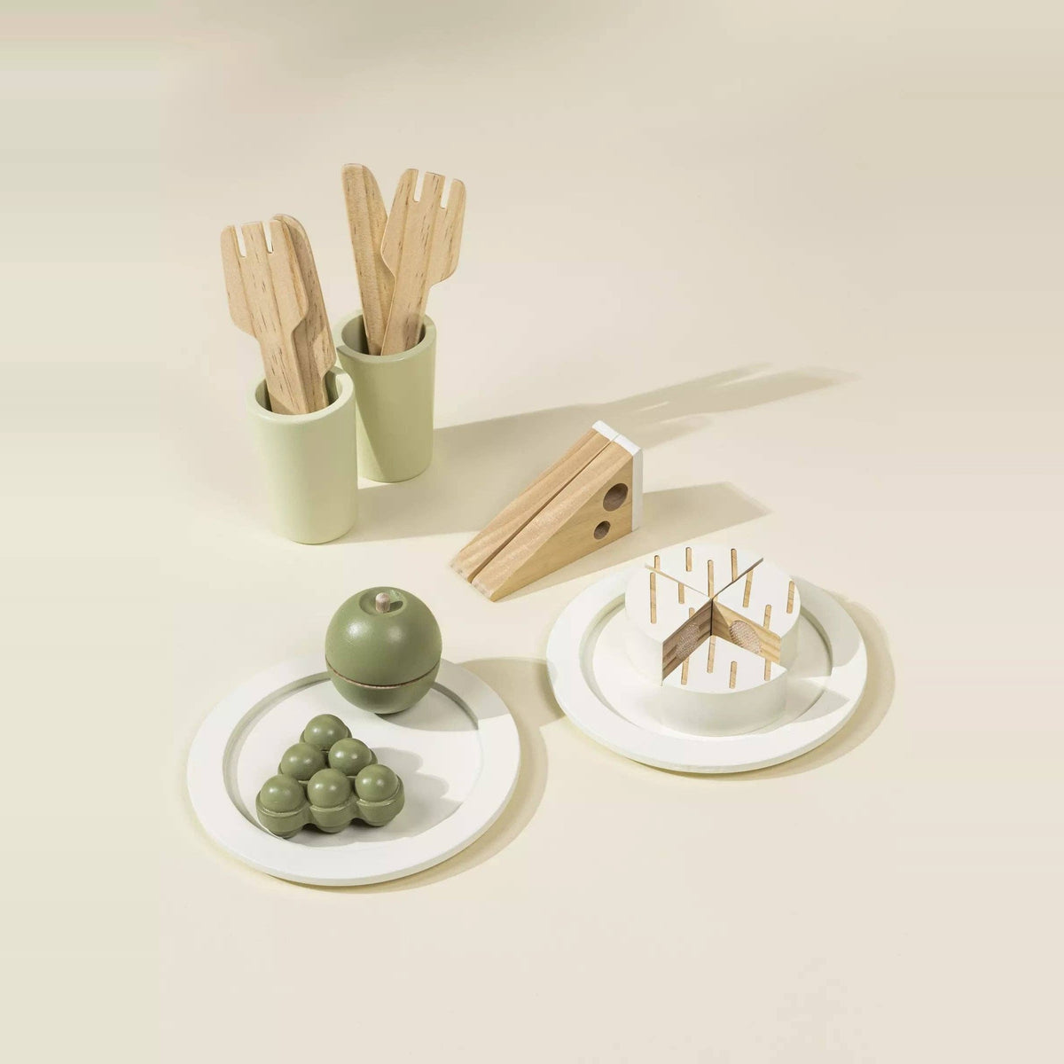 Wooden picnic dishes and fruit